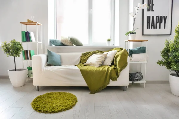 舒适的沙发, 柔软的格子和枕头附近的窗口在明亮的房间 — 图库照片