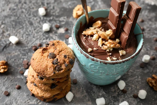 Copo de chocolate quente com biscoitos na mesa cinza — Fotografia de Stock