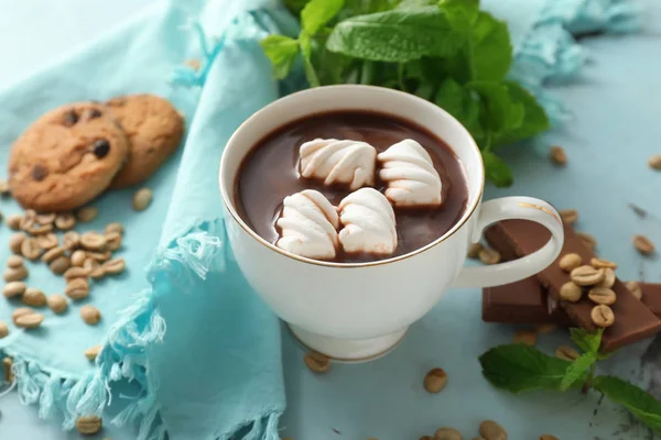 Copa de chocolate caliente con malvaviscos en la mesa ligera — Foto de Stock