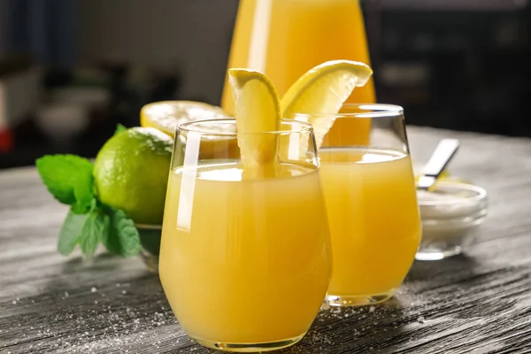 Taze limon suyu ahşap masa üzerinde gözlük — Stok fotoğraf