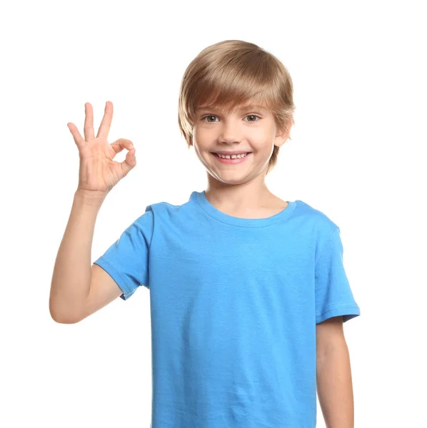 Niño en camiseta mostrando gesto OK sobre fondo blanco —  Fotos de Stock