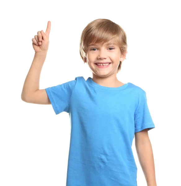 Niño en camiseta y con el dedo índice levantado sobre fondo blanco —  Fotos de Stock