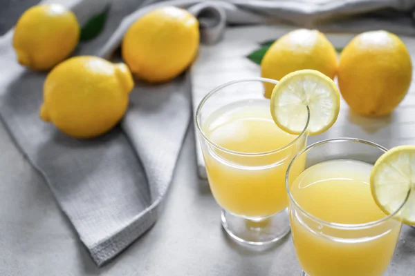 Sklenice čerstvé citrónové šťávy na prohlížecí stolek — Stock fotografie
