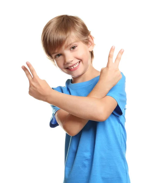 Liten pojke i t-shirt visar seger gest på vit bakgrund — Stockfoto