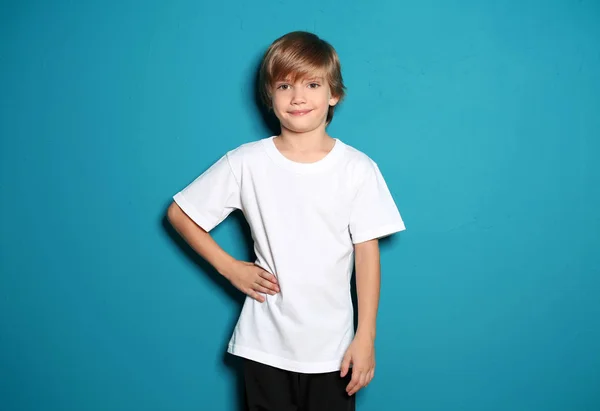 Petit garçon en t-shirt sur fond de couleur — Photo