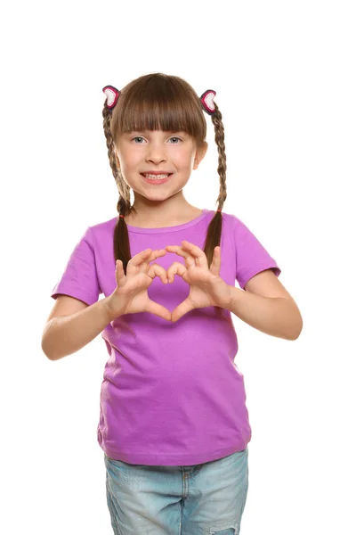 Liten flicka i t-shirt gör hjärtat med händerna på vit bakgrund — Stockfoto