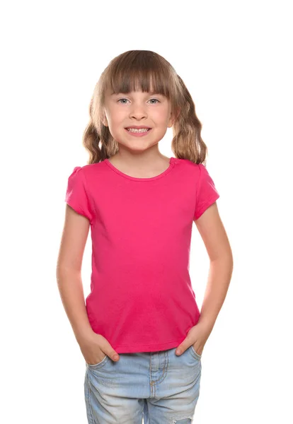 Kleines Mädchen im T-Shirt auf weißem Hintergrund — Stockfoto