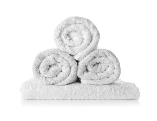 Stapel schone zachte handdoeken op witte achtergrond — Stockfoto