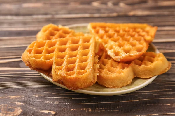 Teller mit herzförmigen Waffeln auf Holztisch — Stockfoto