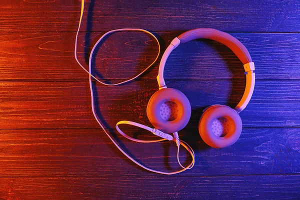 Moderne hovedtelefoner på farve træ baggrund - Stock-foto