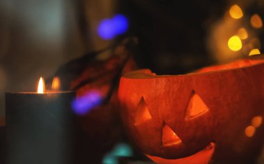 Cadılar Bayramı pencere kenarında, kabak görüntülemek camdan