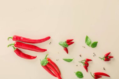 Taze biber, baharatlar ve fesleğen ışık arka plan üzerinde düz yatıyordu kompozisyon