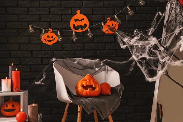 Intérieur de la chambre décoré pour la fête d'Halloween — Photo