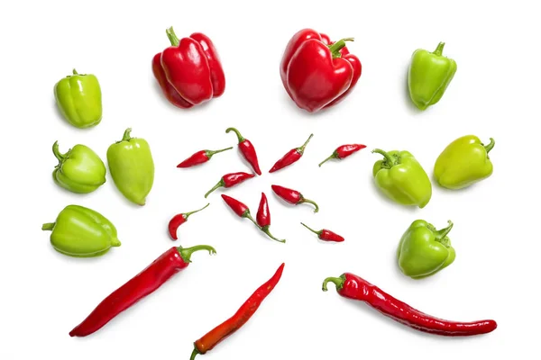 Plochá laických složení s různými čerstvé papriky na bílém pozadí — Stock fotografie