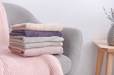 Divan temiz yumuşak havlu yığını