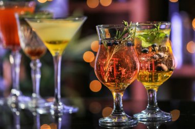 Taze yaz kokteylleri bulanık ışıklar karşı masada bardaklarda