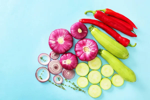 Flat lay composition with fresh vegetables on color background — Stock Photo, Image