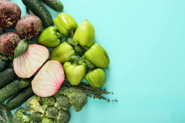 Επίπεδη lay σύνθεση με φρέσκα λαχανικά και μυρωδικά σε χρώμα φόντου — Φωτογραφία Αρχείου