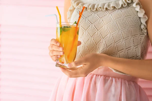 Woman holding glass of fresh summer cocktail on color background — Stock Photo, Image