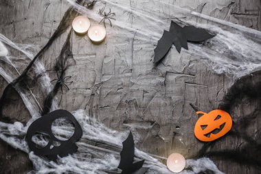 Cadılar Bayramı partisi gri arka plan üzerinde yaratıcı dekorasyon