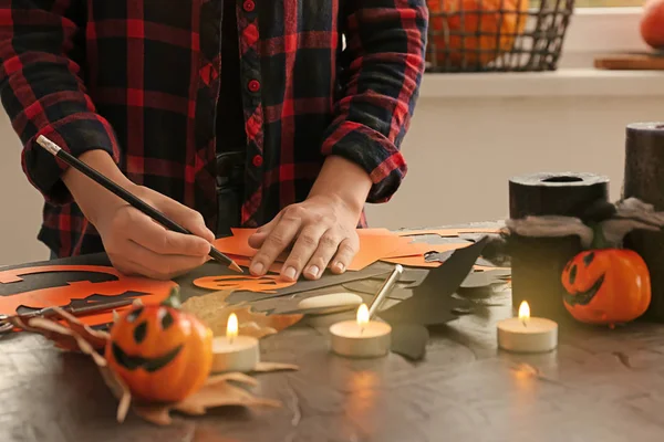 Donna che fa decorazioni per festa di Halloween a tavola — Foto Stock