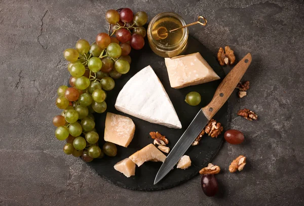Friss érett lédús szőlő a palalemezből sajttal — Stock Fotó