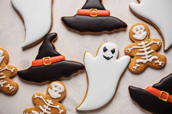 Δημιουργική cookies έτοιμη για το Halloween πάρτι επάνω ελαφρύς υπόβαθρο — Φωτογραφία Αρχείου