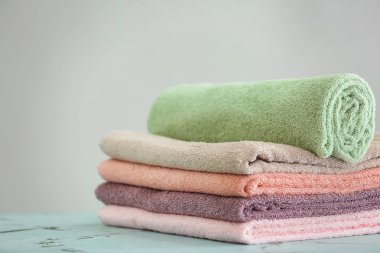 Açık renkli temiz yumuşak havlu yığını