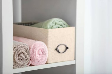 Temiz yumuşak havlu raf