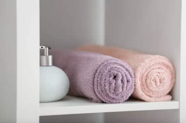 Temiz yumuşak havlu ve sabun dispenseri raf