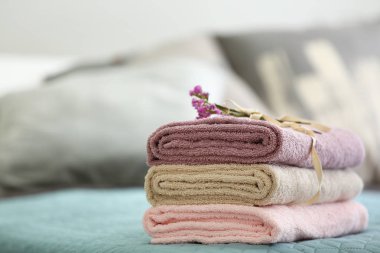 Yatakta temiz yumuşak havlu