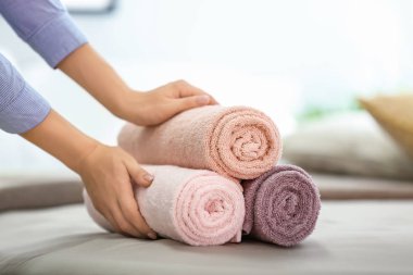 Yatağa temiz yumuşak havlu koyarak kadın