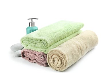 Beyaz arka planda temiz yumuşak havlular