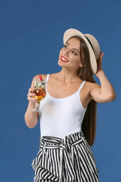 Beautiful woman with tasty summer cocktail on color background — Stock Photo, Image