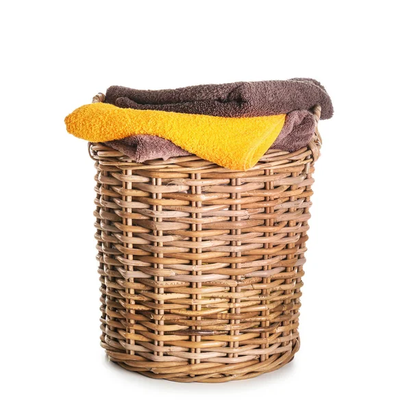 Korb mit sauberen weichen Handtüchern auf weißem Hintergrund — Stockfoto
