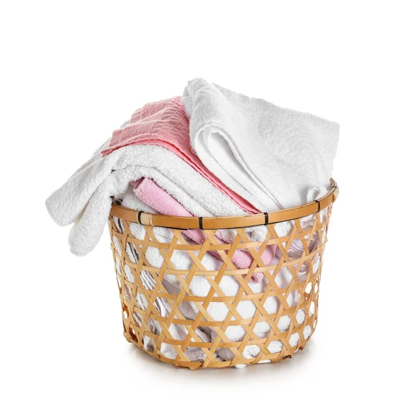 Korb mit sauberen weichen Handtüchern auf weißem Hintergrund — Stockfoto
