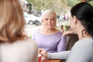 Kafede vakit güzel Olgun kadın