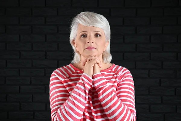 Retrato de mujer madura sobre fondo oscuro — Foto de Stock