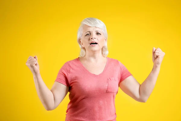 Porträt einer emotionalen reifen Frau auf farbigem Hintergrund — Stockfoto