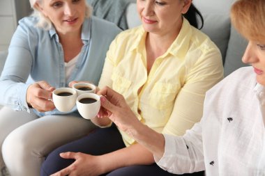 Güzel olgun kadın evde kahve içme