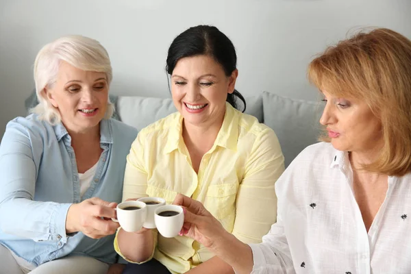 Красиві зрілі жінки п'ють каву вдома — стокове фото