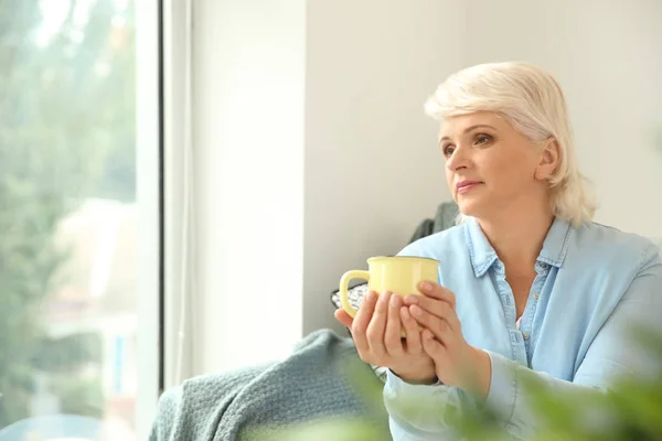 Güzel olgun kadın evde kahve içiyor. — Stok fotoğraf