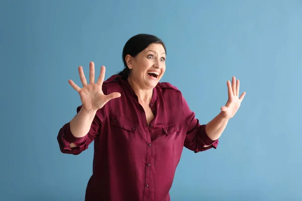 Portret van emotionele volwassen vrouw op kleur achtergrond — Stockfoto