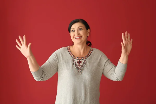 Retrato de mujer madura feliz sobre fondo de color —  Fotos de Stock