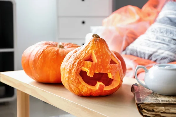 Zucche preparate per la festa di Halloween sul tavolo di legno — Foto Stock