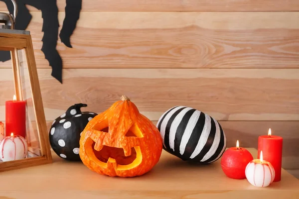 Decorazioni creative per la festa di Halloween sul tavolo di legno — Foto Stock