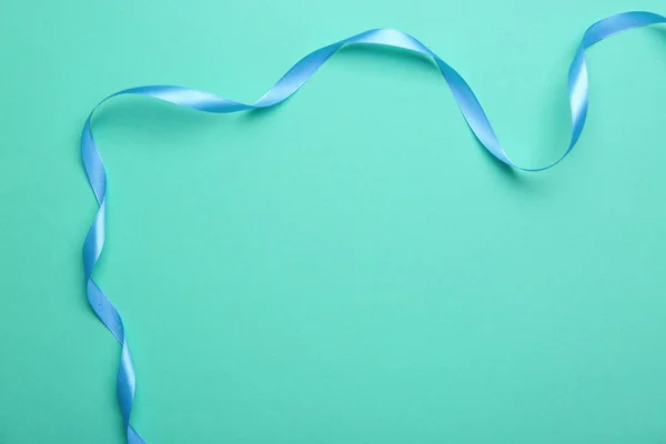 Hullámos kék szalag, színes háttérrel — Stock Fotó