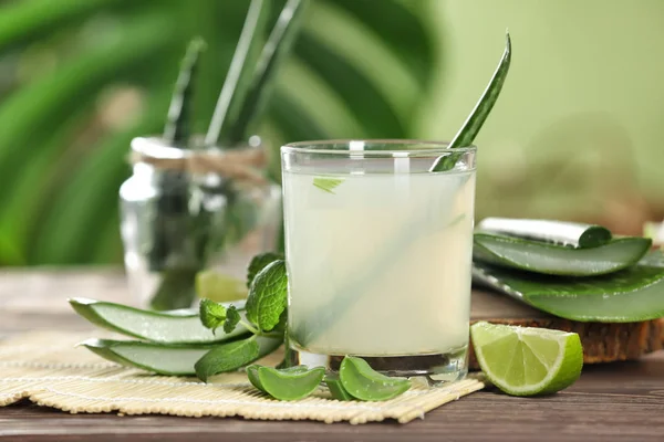 Vaso de jugo de aloe vera sobre mesa de madera — Foto de Stock