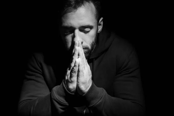 종교적 젊은이 어두운 배경, 흑백 효과에 하나님께 기도 — 스톡 사진