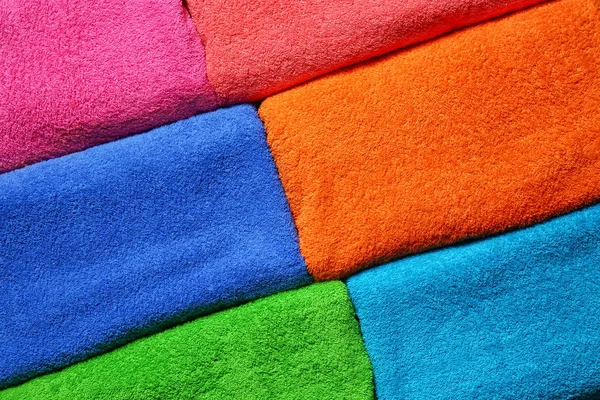 Цветные махровые полотенца в качестве фона — стоковое фото